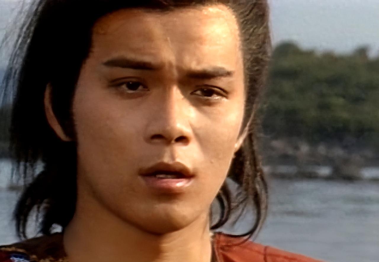 62岁黄日华黄昏恋修成正果?手牵手甜蜜现身,与友人探讨婚礼细节