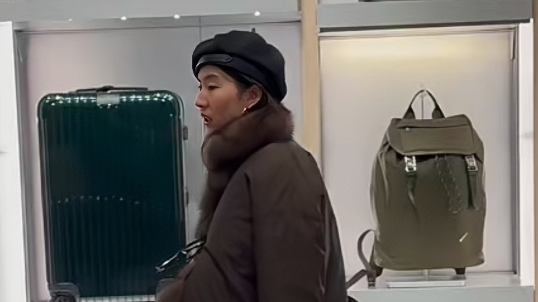 刘亦菲巴黎买行李箱，素颜憔悴，冷脸拒绝合影被质疑耍大牌！