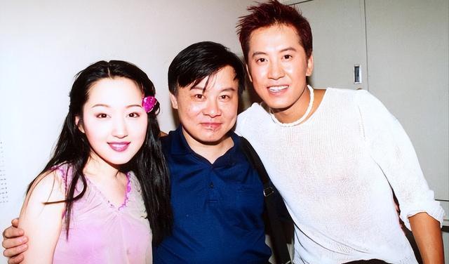 演唱会|52岁杨钰莹怀孕?挺大肚险摔倒,2位助理表情惊恐忙搀扶