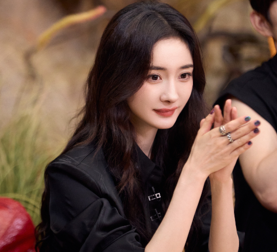 娱乐圈大震荡？明星补税117亿，杨幂、赵丽颖被约谈，蒋依依洗白