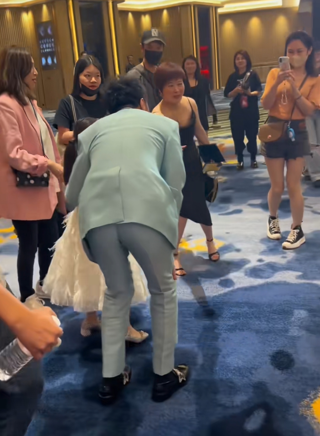 古巨基来内地工作,55岁妻子打扮朴素像助理如影随形,颜值惹争议