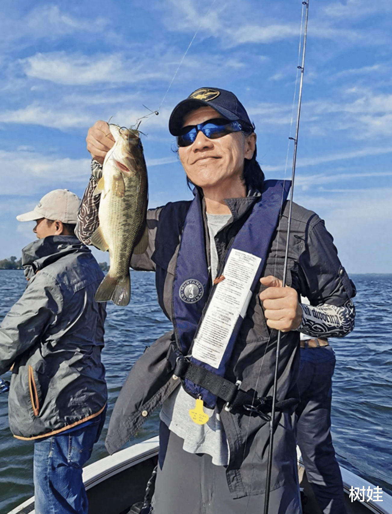 66岁林嘉华时隔三年携妻回香港,满脸皱纹头发全白,自称仍有戏瘾