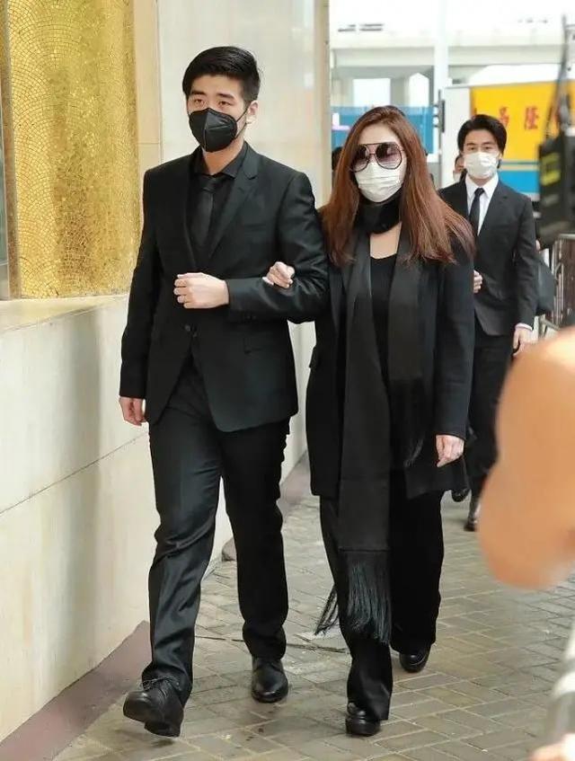 赌王的女儿何超盈:倒贴14亿下嫁东北小伙,结婚5年被丈夫宠成宝