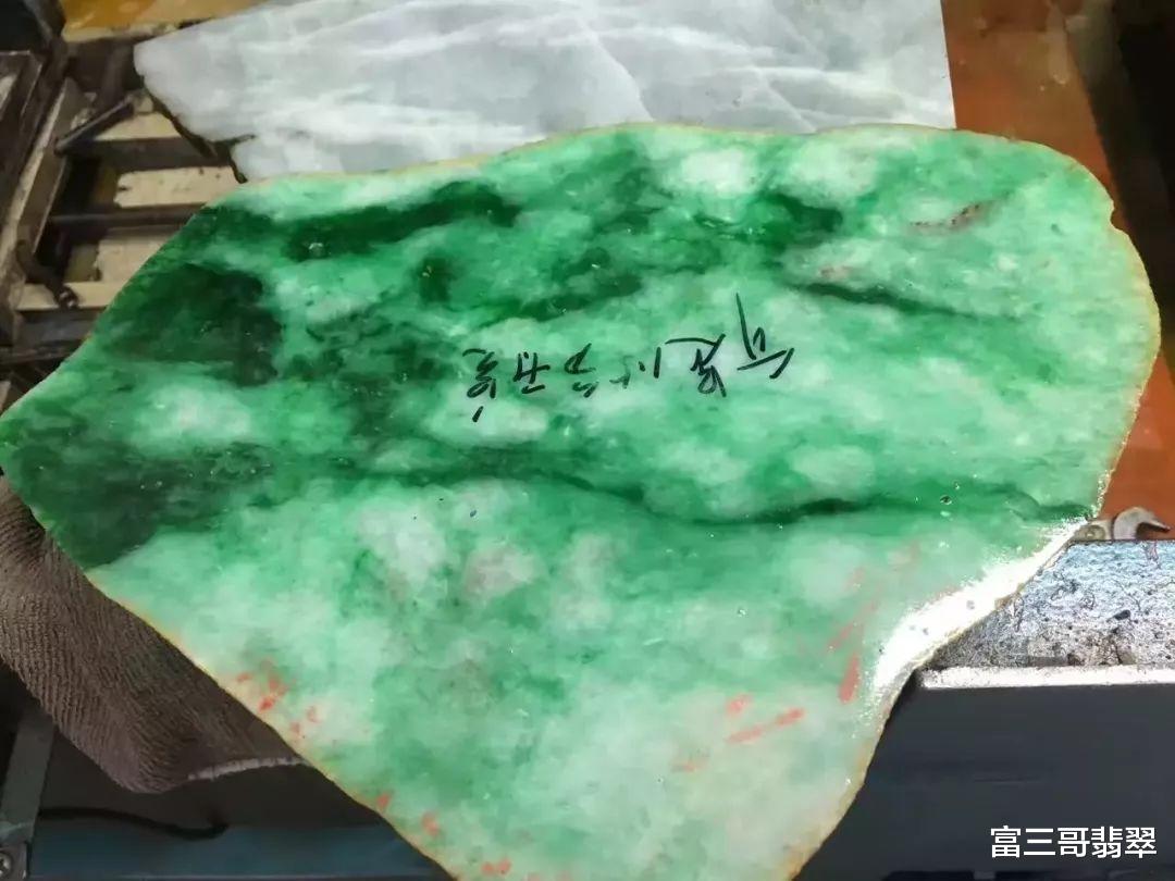 翡翠|18万拿下一块半赌料,掏出14只阳绿飘花手镯,货主乐疯了!