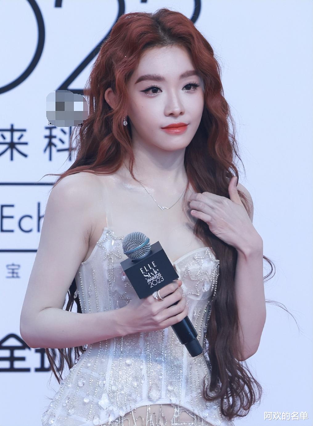 ELLE红毯好热闹！热巴罕见失手，杨紫中规中矩，娜扎仿佛神女下凡