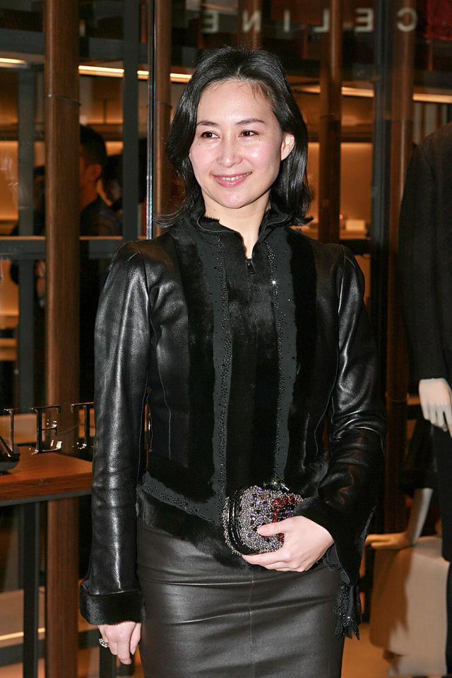 柏林|61岁何超琼参加聚会！笑不露齿形象端庄，单身多年可身材依然有料