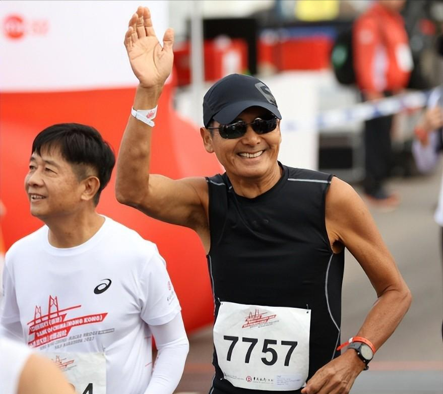 68岁周润发近照“吓人”,手臂皮包骨全是疙瘩,晚年患糖尿病