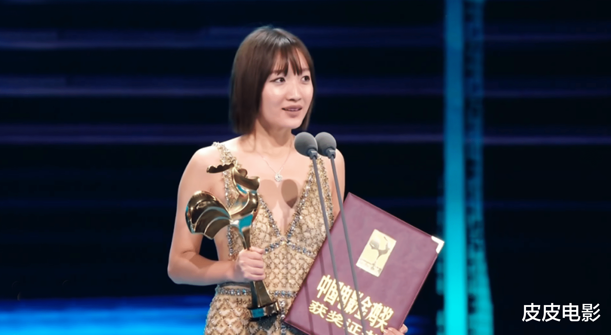 这一夜,袁泉气质出圈,殷桃女人味十足,何赛飞咬嘴唇可爱