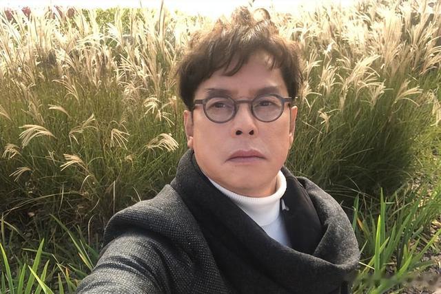 谭咏麟与妻子约定丁克,却出轨粉丝生子留数亿财产,原配含泪出家