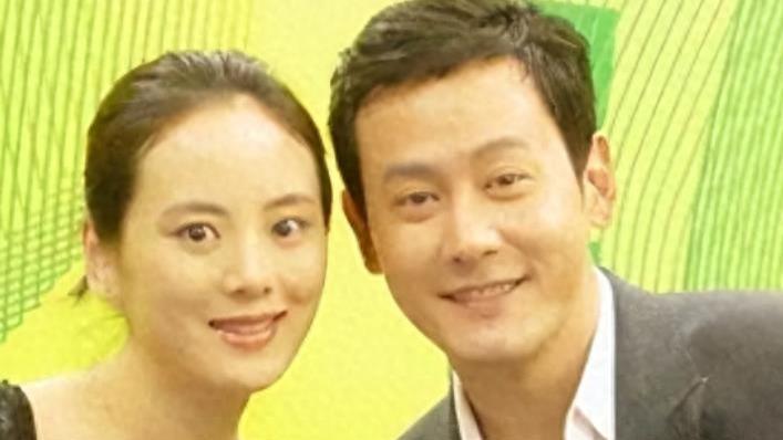 她甘心退圈做家庭主妇，却被演员丈夫抛弃了，今44岁为儿子保持单身