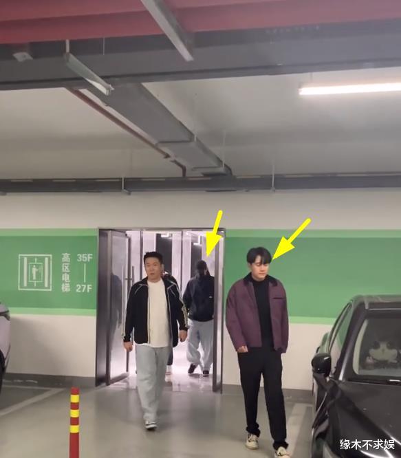 邓伦正式复出！成立火社甄选开启首场直播，成绩不佳离场后颓废！