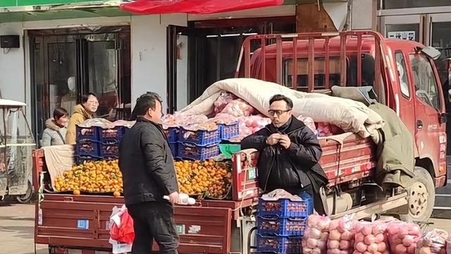 |汪涵流落到郑州街头摆摊卖水果，努力卖艺无奈生意惨淡