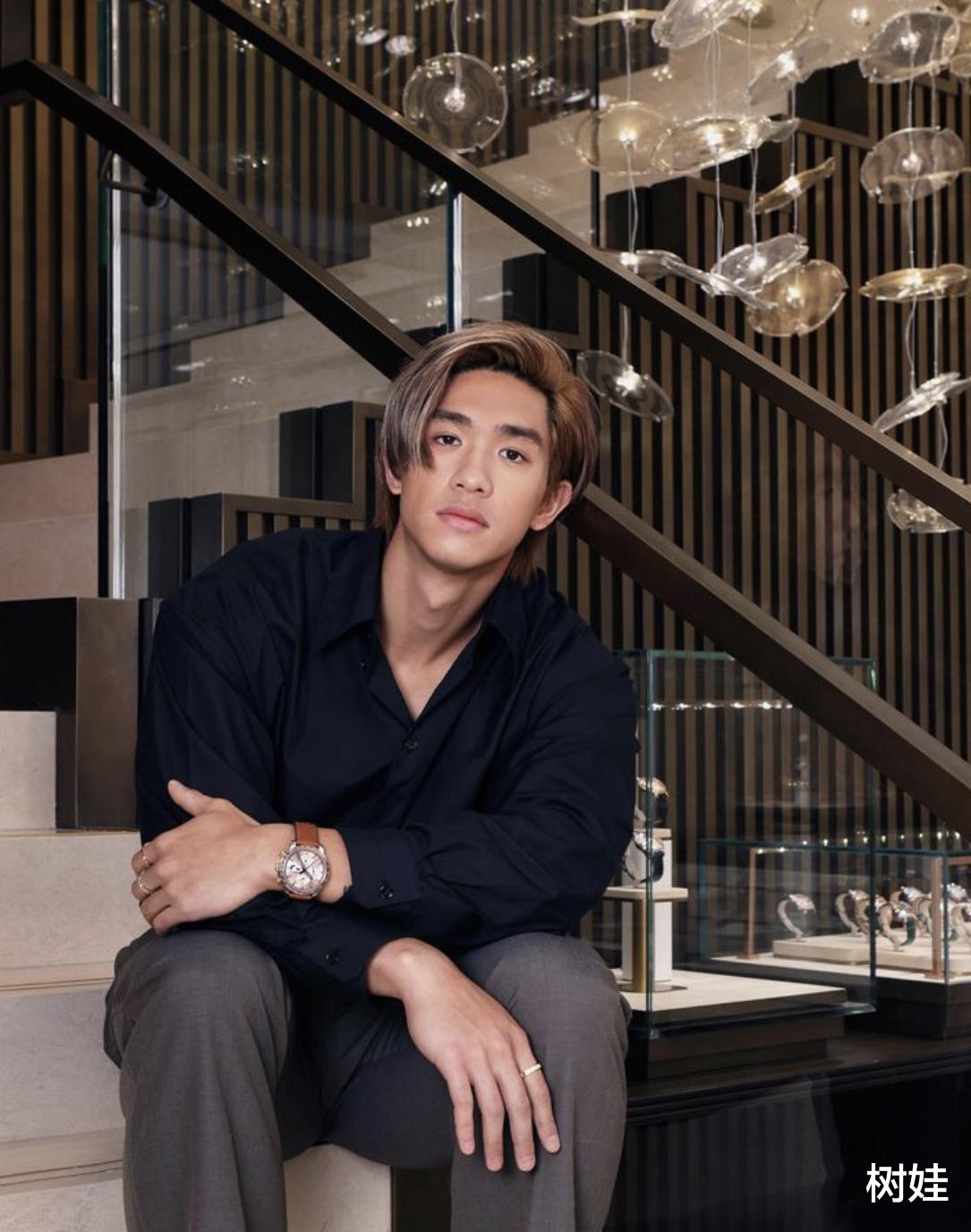 王祖贤|吴婉芳次子晒全家旅游照,55岁吴婉芳不显年纪,与俩子合照像兄妹