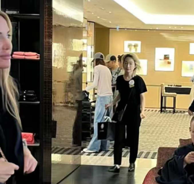 58岁张曼玉巴黎近照曝光,素面朝天满脸皱纹,背4万包独居平民区