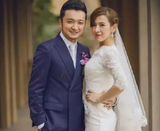 尼格买提离婚后,前妻发声暗指男方出轨,难怪早与王冠隐婚生子