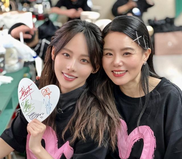 张嘉倪高调过36岁生日,没有买超的玫瑰花也很精彩,卢靖姗送祝福