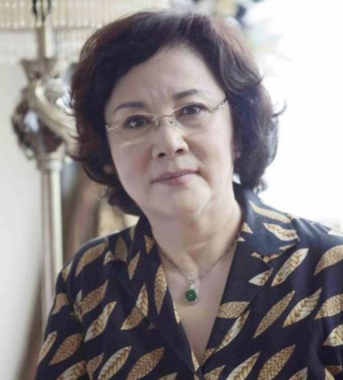 央视主持人吞300颗安眠药自杀,被抢救7天7夜,如今过得怎么样?