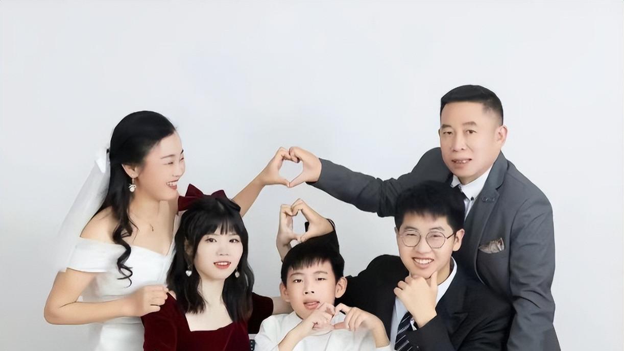 孙卓|孙海洋一家拍了新年照，孙卓自信又调皮，和认亲时形成鲜明对比