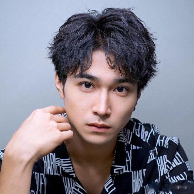 男士发型别乱剪，看看这4种，真帅气