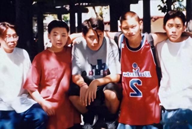 他14岁出国19岁入狱，23岁靠在妈妈怀里离世，一年后作品惊艳众人