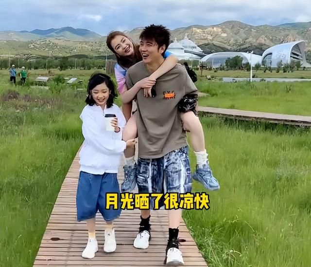张丹峰带妻女出游，背起洪欣和女儿大笑，毕滢小腹隆起疑有新感情