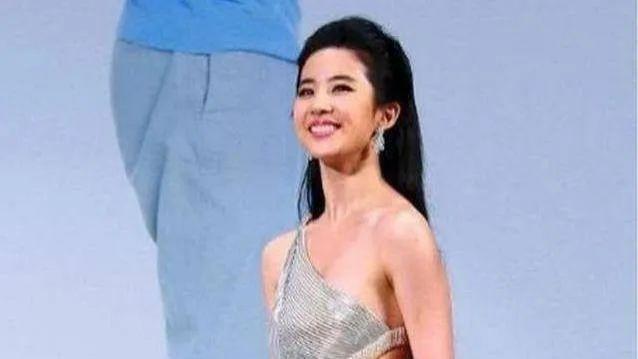 刘亦菲豁出去了，就靠一块三角布遮羞，不要玉女形象了？