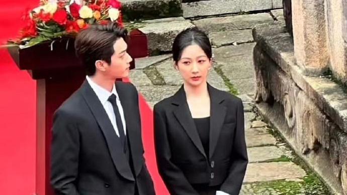 杨紫发文庆祝新戏杀青，剧照曝光，与许凯CP感十足，网友表示期待