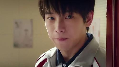 刚被狗仔爆料跟女网红约饭，彭昱畅马上开直播解释：官宣新嫂子