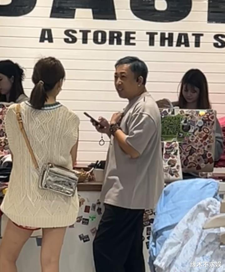 于正和美女逛BM被偶遇,穿2000元鞋子,穿搭举止另类引争议!