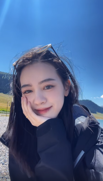 大杨哥妻子两周年纪念，豪宅内亲自下厨庆祝，女方表情冷淡疑摆拍