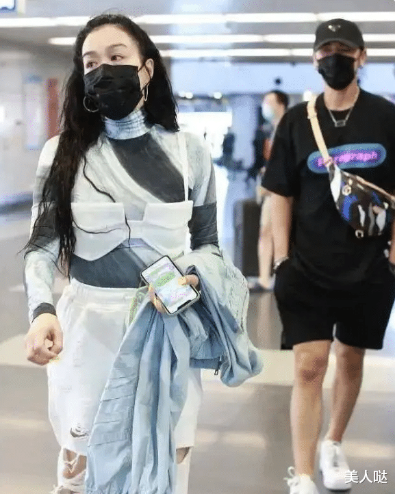 钟丽缇豁出去了!“内衣外穿”走机场,53岁老阿姨美成真人芭比