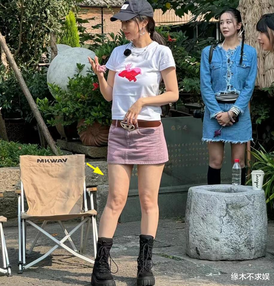 36岁李菲儿浙江录综艺，大腿粗壮胖20斤，下巴分层疑医美失败！