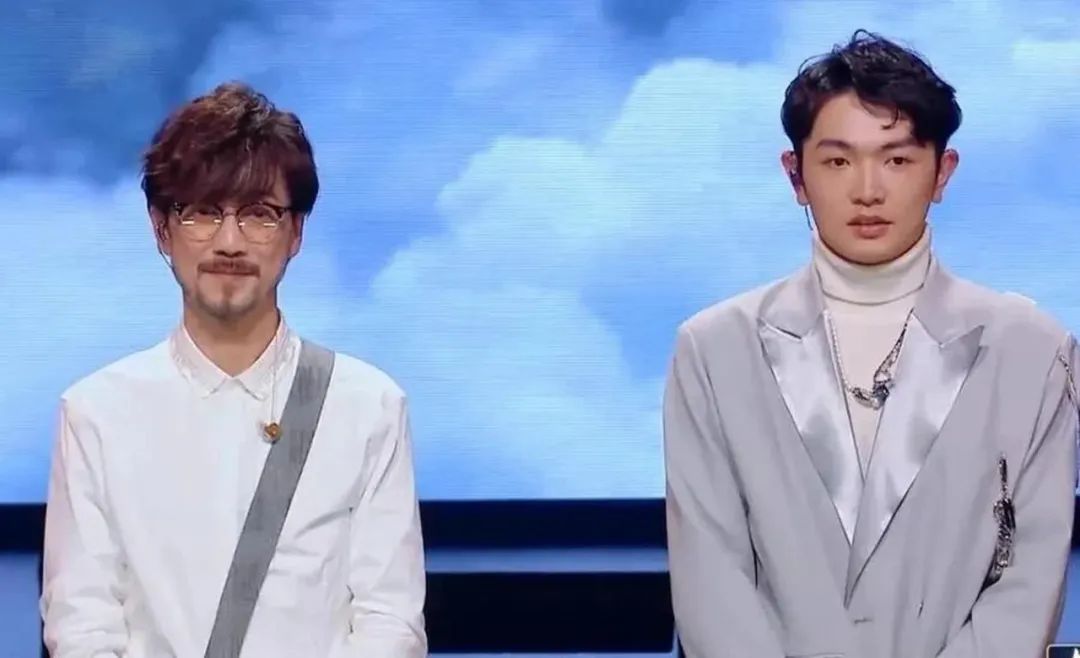 梁洛施|抱歉，真没必要逼周传雄卖惨