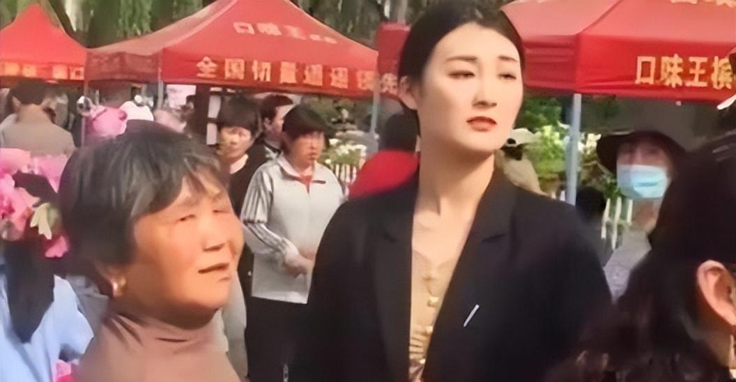 陈亚男|陈亚男带妈妈开新店,一家人蹲在街头等生意,有说有笑画面挺温馨