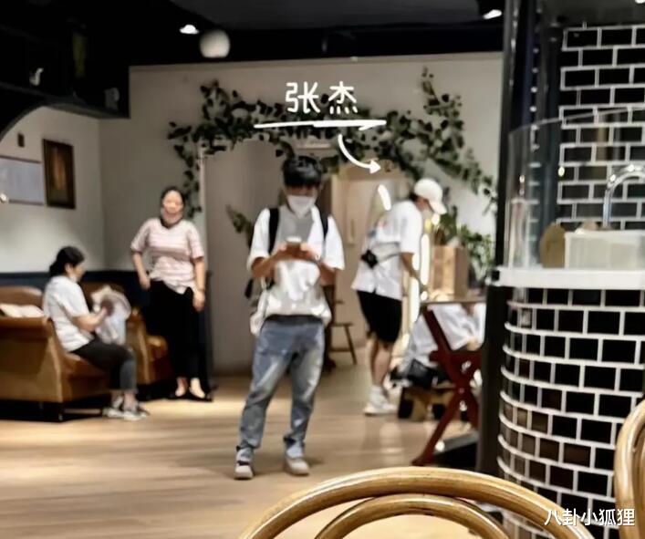 张杰谢娜携仨女儿公园玩耍,2岁小咘芽与姐姐们嬉戏,互动超温馨