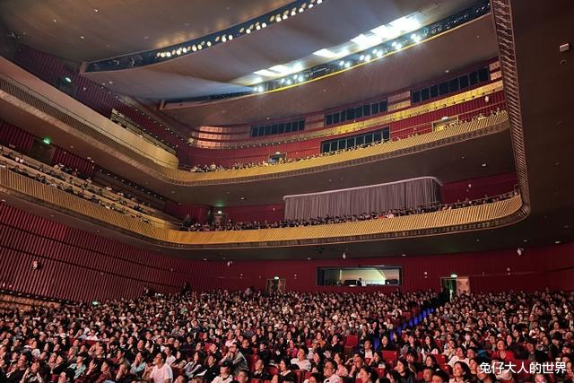 德云社海外巡演首场结束,台下满坑满谷,内场安排与国内不同