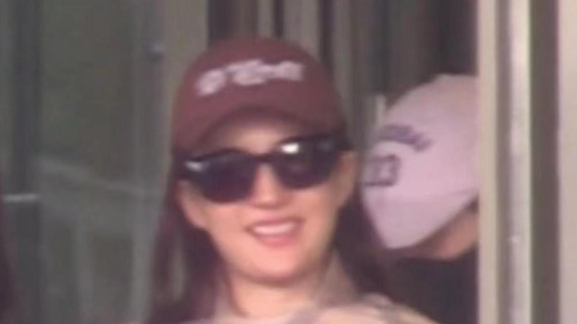 刘亦菲|刘亦菲现身不修边幅被吐槽，拎16万包穿搭没眼看，双下巴显富态