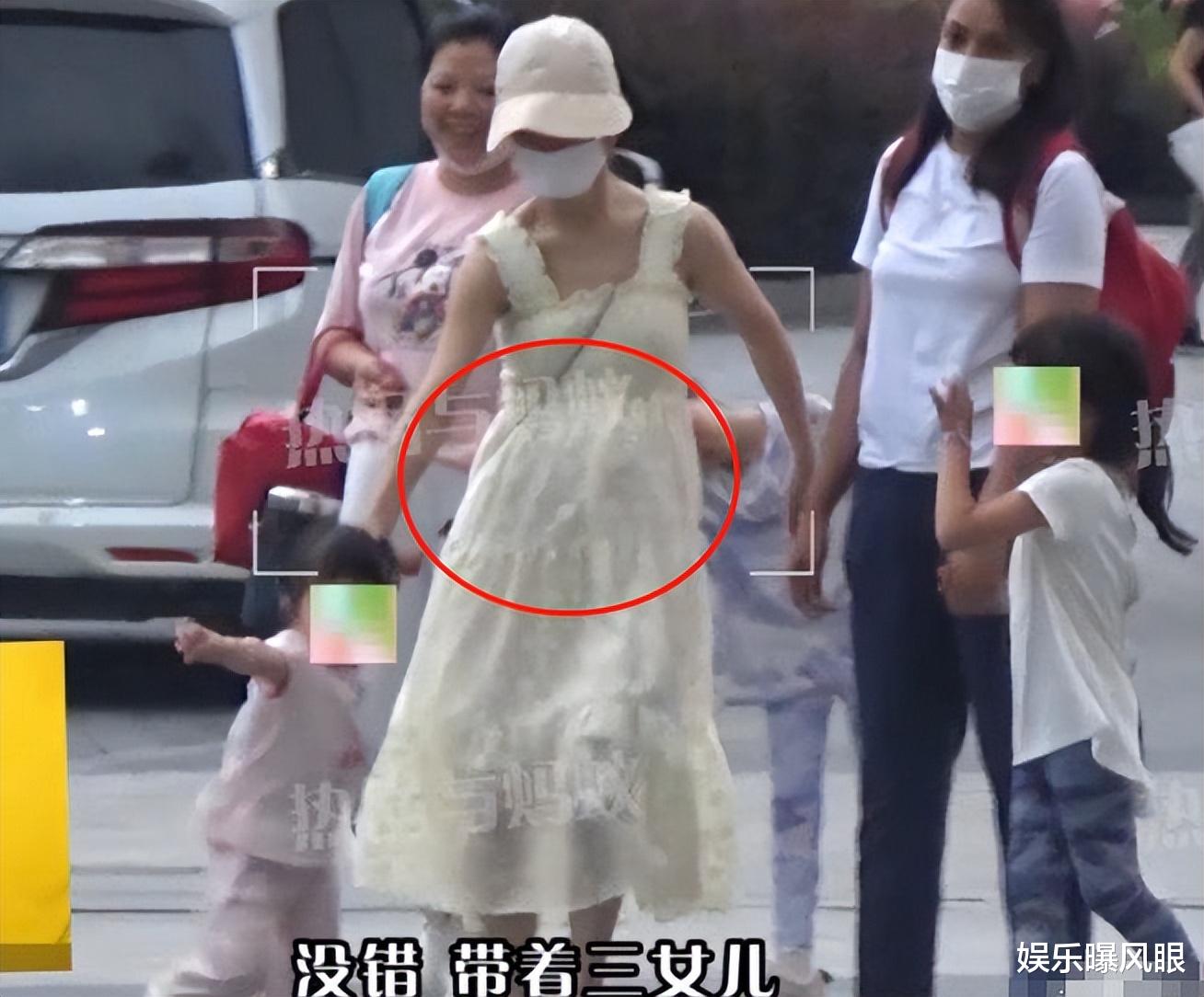 42岁谢娜曝三胎后首露面!腹部凸起孕味足,知情人:5个月了