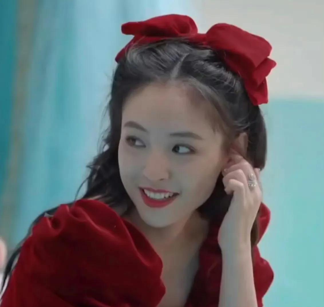 谢娜|1夜8个大瓜,蔡徐坤被判300万解约金,谢娜节目上惹争议