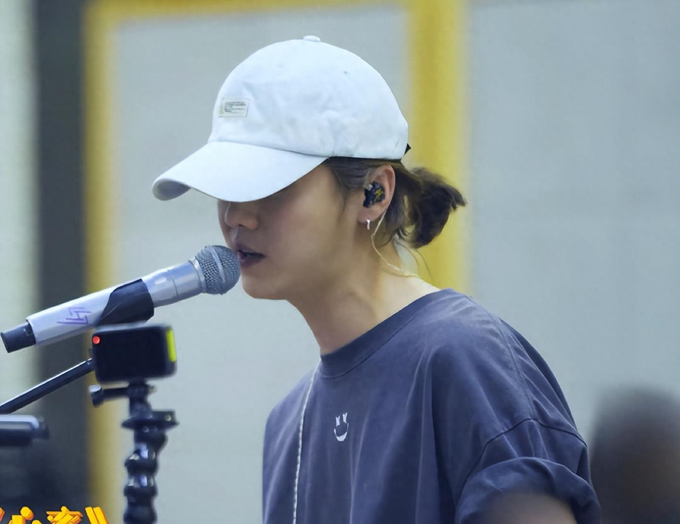 鹿晗卡点为关晓彤庆生,曝庆生现场照超浪漫,喝红酒吃3699元的蛋糕