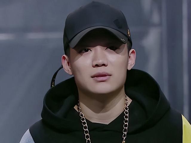 尽管她从未正式承认与pgone是否有别样的关系,但两人