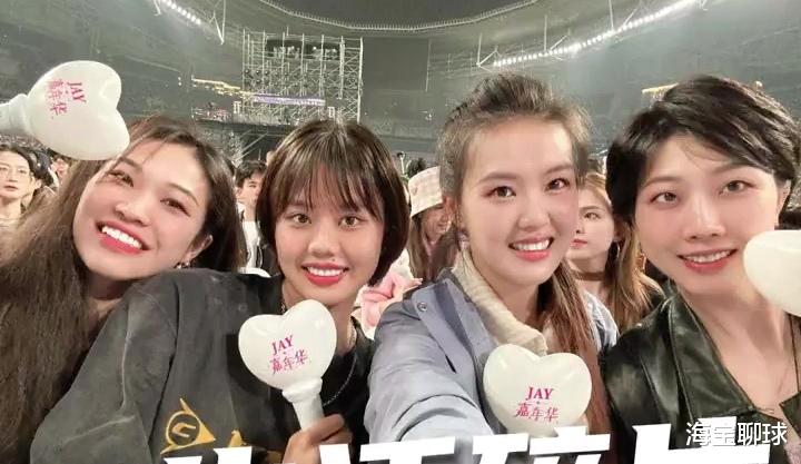 张常宁和中国女排队友看周杰伦演唱会，吴冠希评论区留言表达羡慕