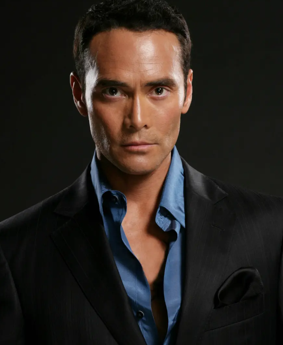 甄子丹|行“跪拜礼”?甄子丹现身好莱坞,演员马克·达卡斯考斯直接下跪