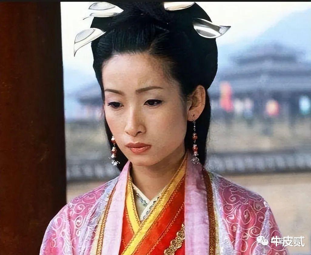 丑而不自知有多可怕，长相寒碜非要尬演绝世美人，观众直呼辣眼！