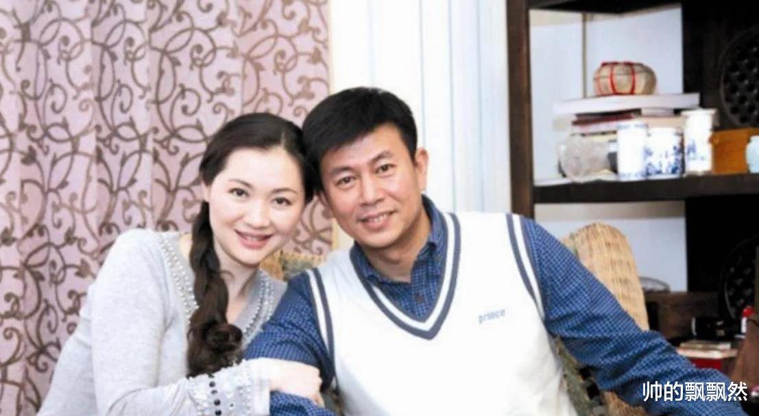 她命真好,二婚带女嫁著名演员,38岁生小女儿,一家四口其乐融融