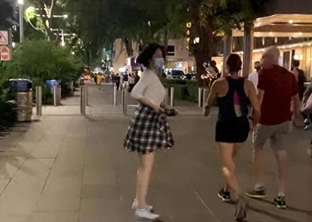 54岁丰腴迷人，“风流成性、老少通吃”一生撩男无数却至今单身