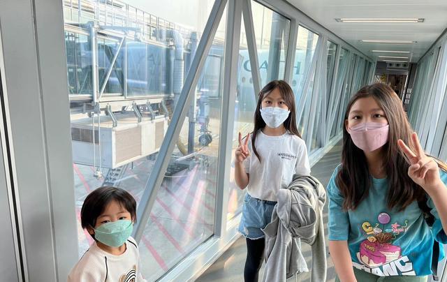 蔡少芬|蔡少芬旅行第一次挑战一拖三,网友盲猜是带儿女去探班