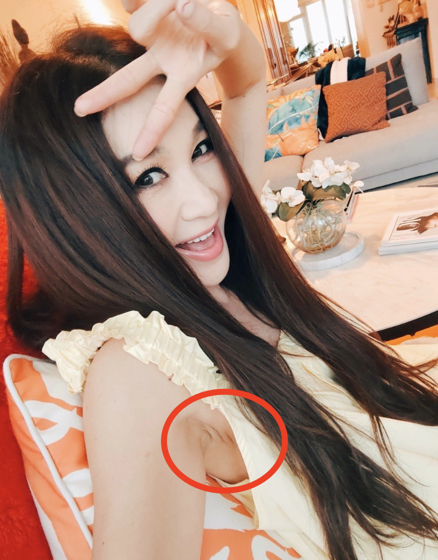 温碧霞|56岁温碧霞晒与13岁养子合影,贴脸卖萌像恋人,庆祝他从美国放假回家