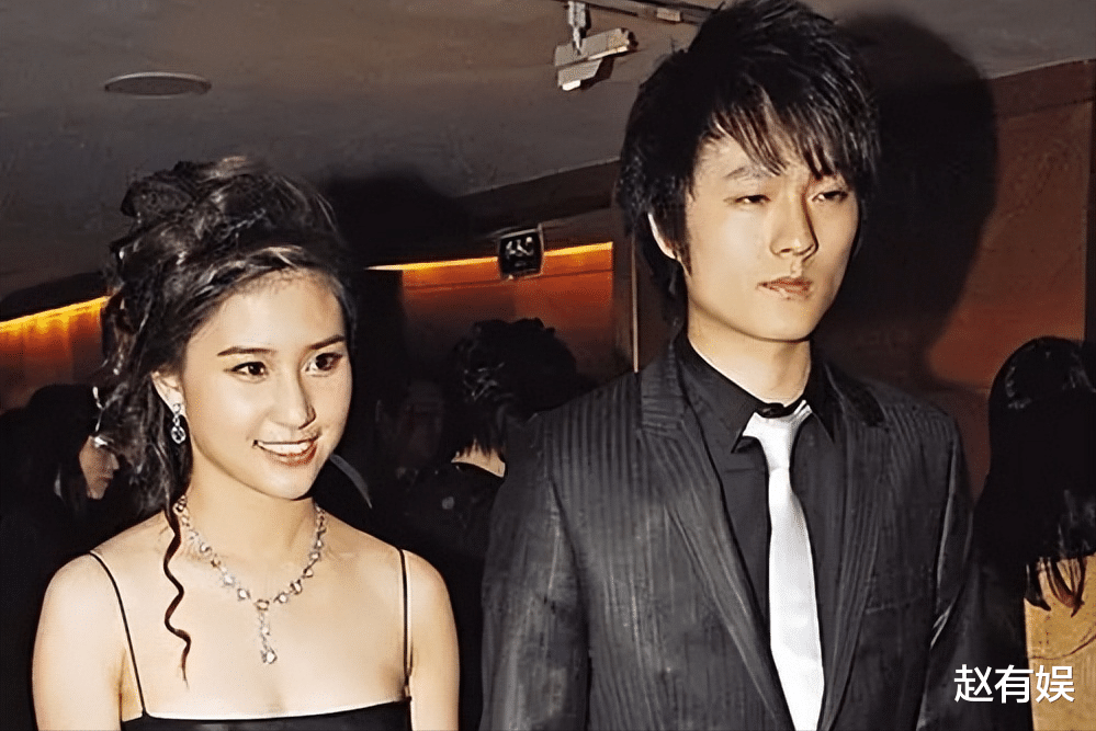 何超莲|大婚才20天,何超莲“面目全非”,鼻子和脸变圆润,背带裤遮孕肚