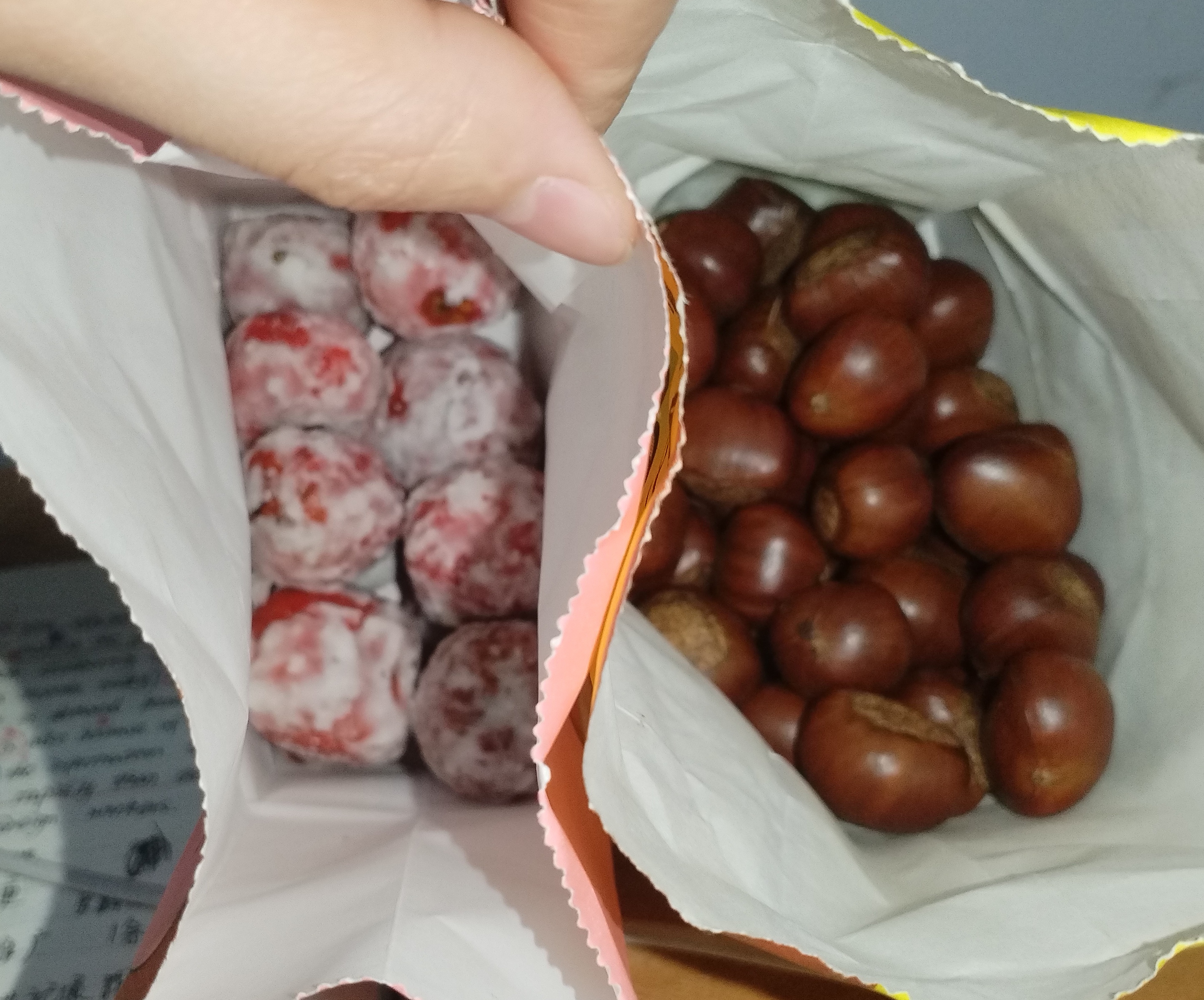 腊肉|今天下班去吃了炒板栗和霜糖山楂，还有烤面筋和冒菜